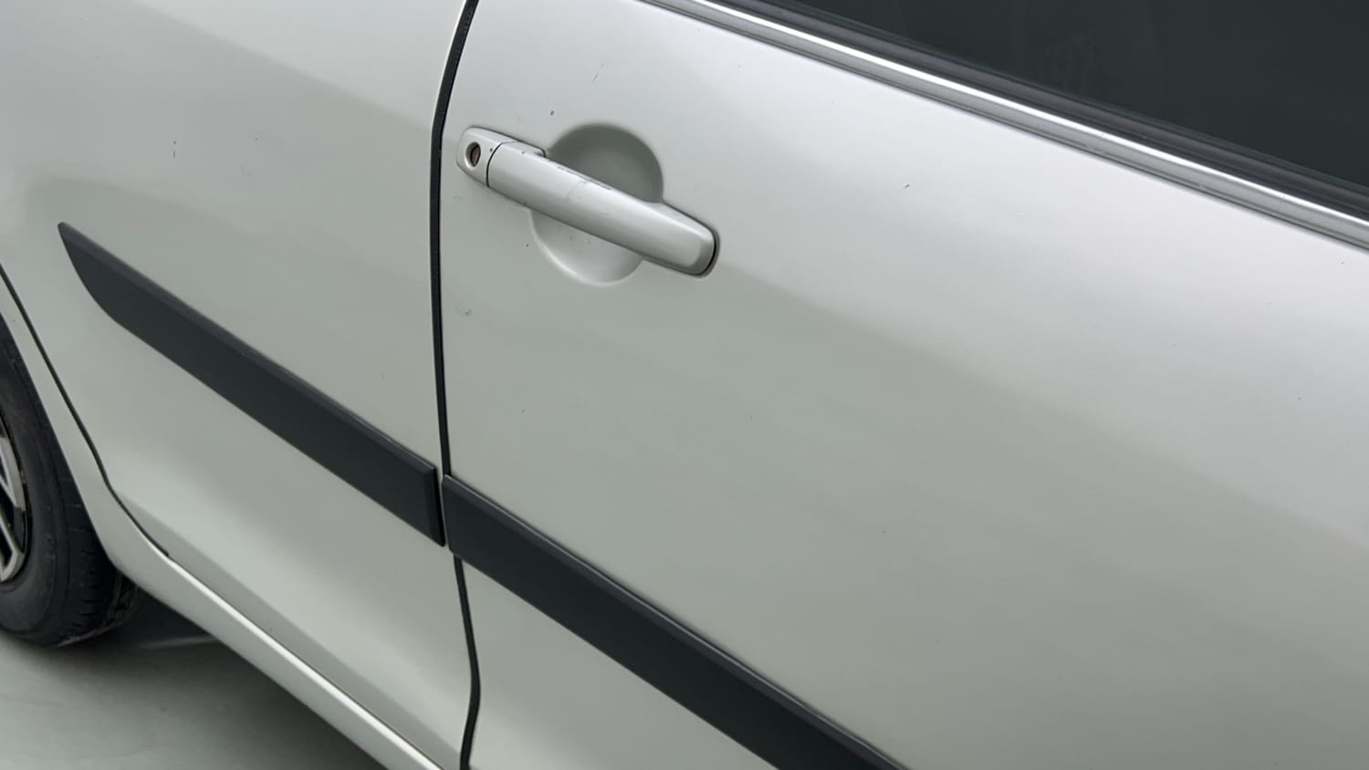 Used 2016 Maruti Suzuki Swift VXI (O) Petrol Manual dents MINOR SCRATCH