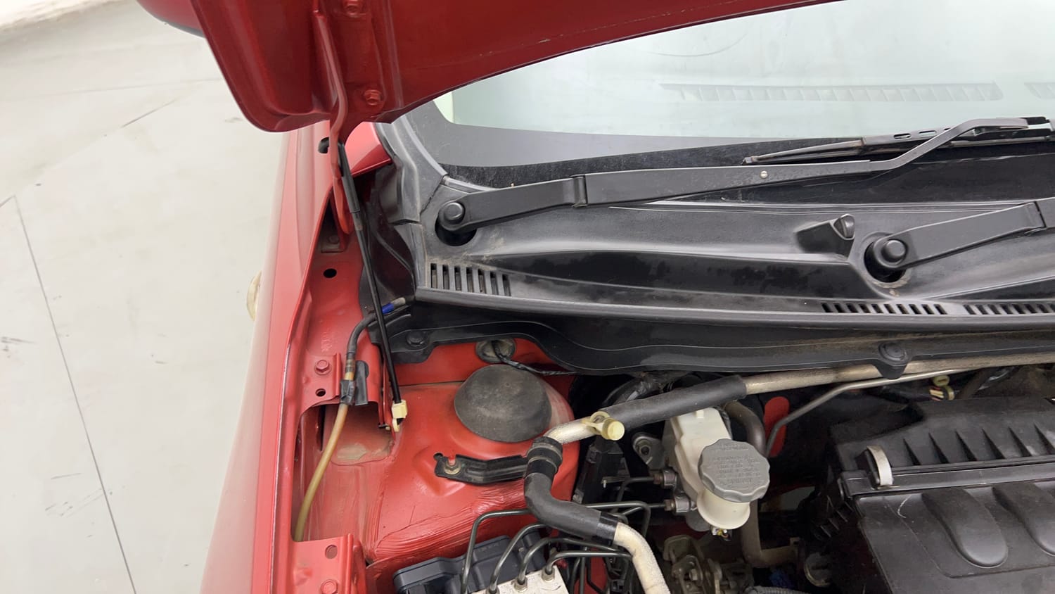 Used 2019 Maruti Suzuki Celerio VXi AMT Petrol Automatic engine ENGINE RIGHT SIDE HINGE & APRON VIEW