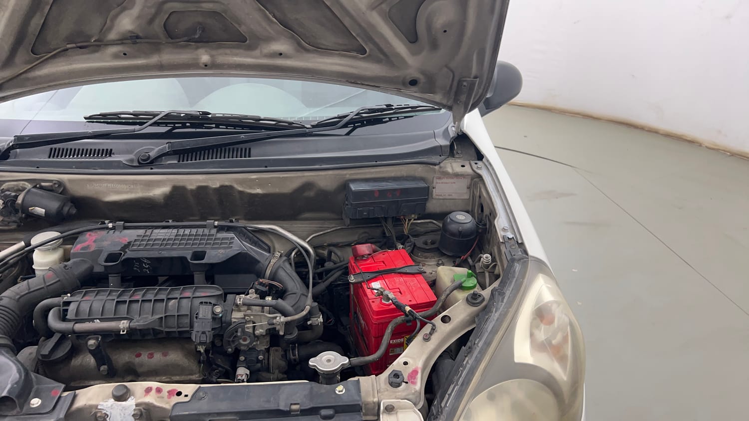 Used 2013 Maruti Suzuki Alto 800 Lxi Petrol Manual engine ENGINE LEFT SIDE HINGE & APRON VIEW