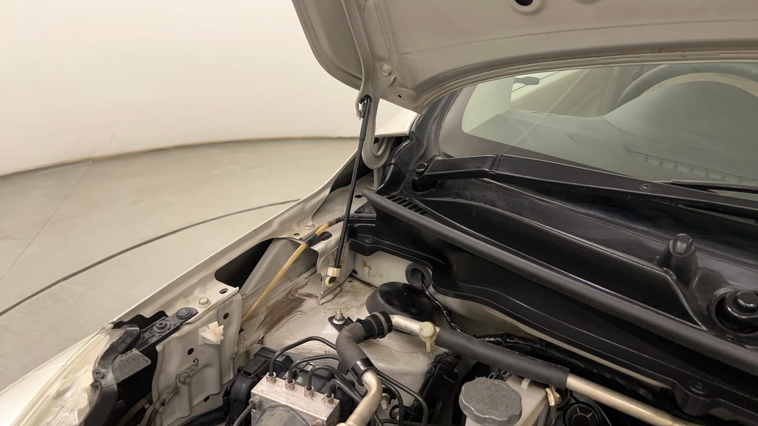 Used 2019 Maruti Suzuki Celerio VXi AMT Petrol Automatic engine ENGINE RIGHT SIDE HINGE & APRON VIEW