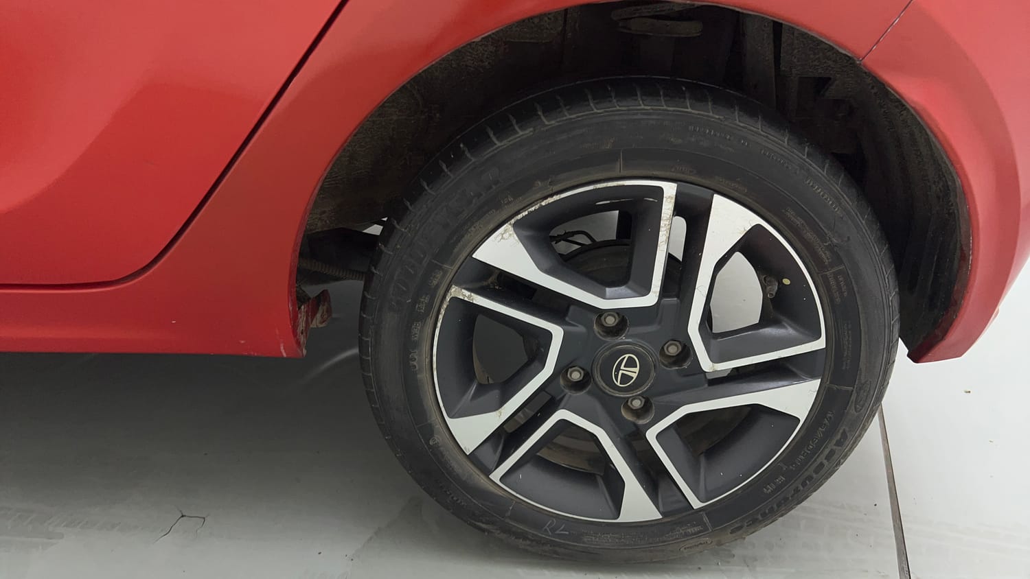 Used 2020 Tata Tiago XZA Plus Petrol Automatic tyres LEFT REAR TYRE RIM VIEW