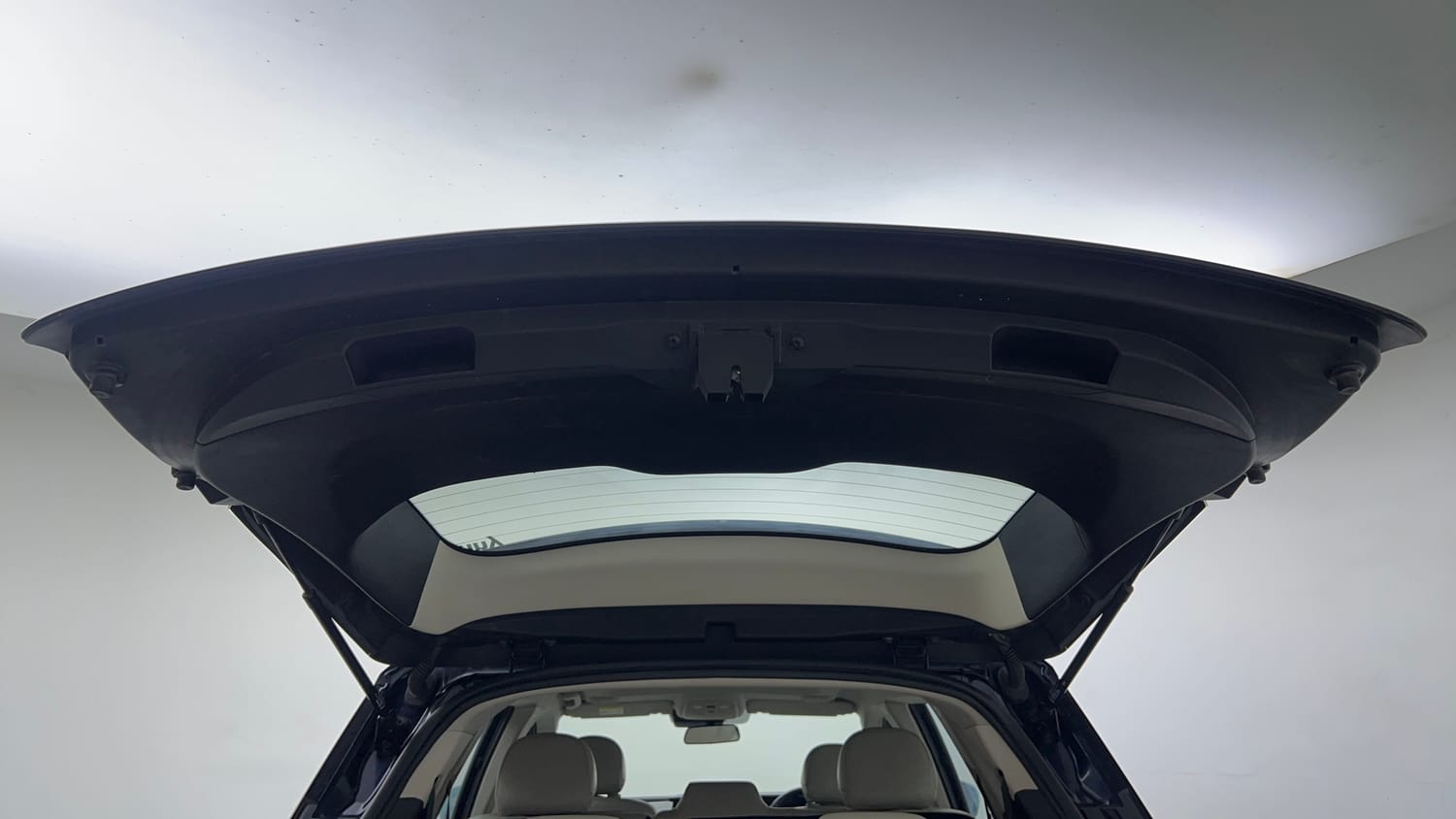Used 2022 Mahindra XUV700 AX 7 Petrol AT Luxury Pack 7 STR Petrol Automatic interior DICKY DOOR OPEN VIEW