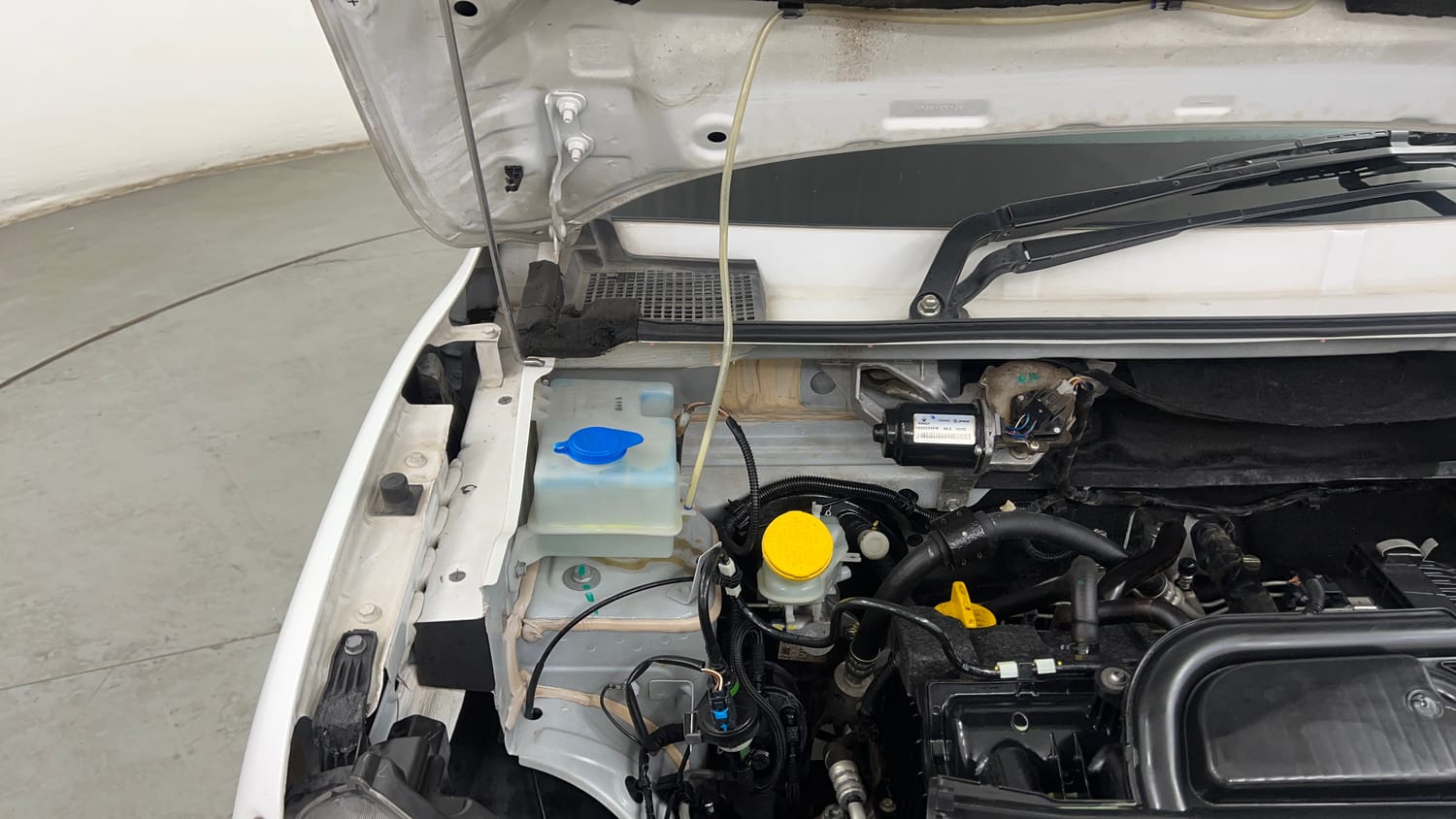 Used 2022 Renault Kwid CLIMBER 1.0 AMT (O) Dual Tone Petrol Automatic engine ENGINE RIGHT SIDE HINGE & APRON VIEW