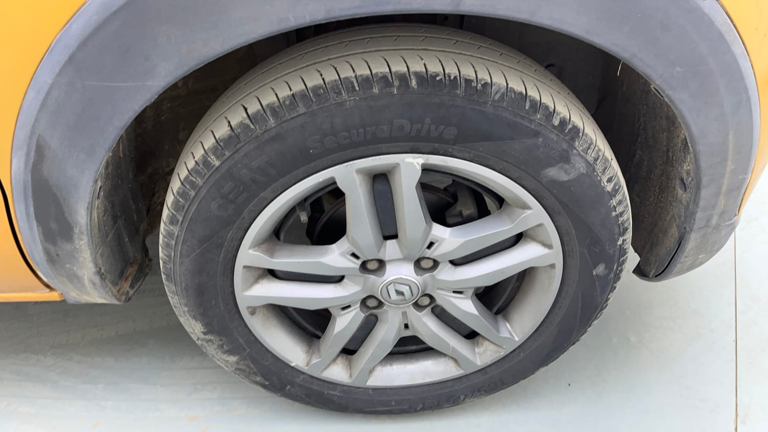 Used 2023 Renault Triber RXZ EASY-R AMT Petrol Automatic tyres RIGHT FRONT TYRE RIM VIEW