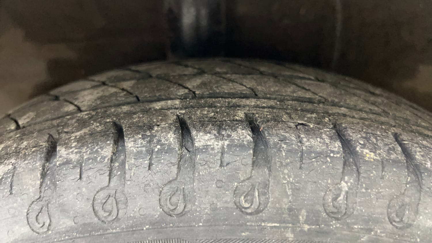 Used 2016 Hyundai Grand i10 Asta AT 1.2 Kappa VTVT (O) Petrol Automatic tyres RIGHT REAR TYRE TREAD VIEW