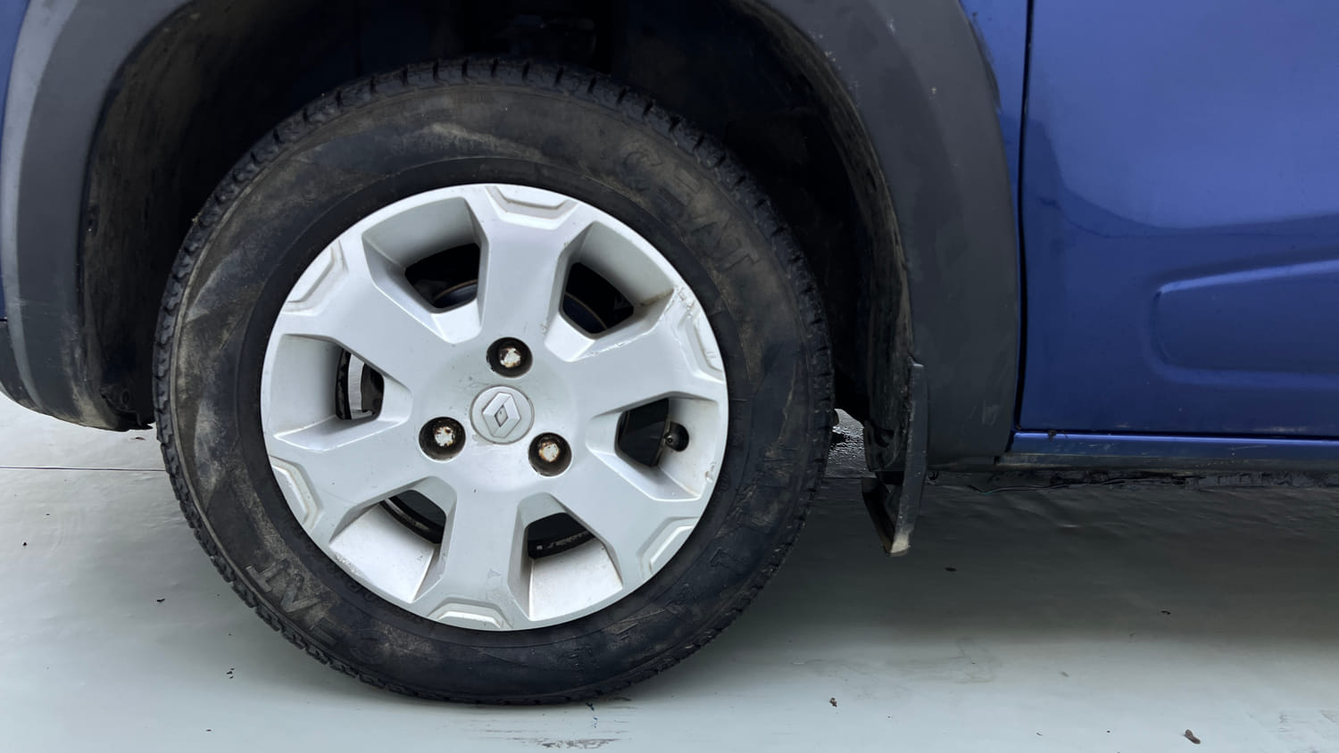 Used 2019 Renault Kwid CLIMBER 1.0 AMT Petrol Automatic tyres LEFT FRONT TYRE RIM VIEW