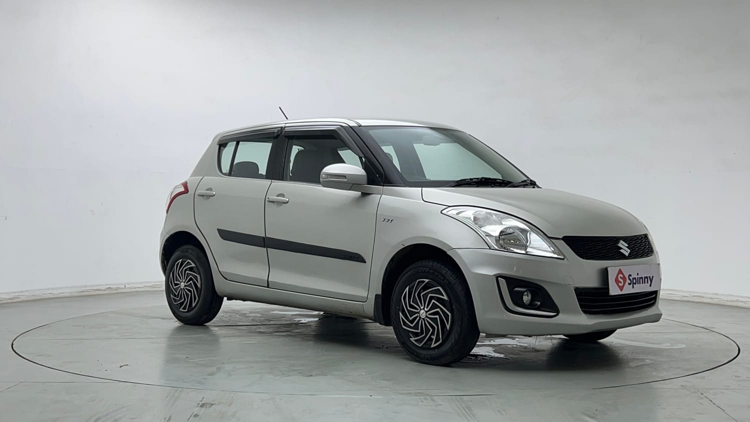Used 2016 Maruti Suzuki Swift VXI (O) Petrol Manual exterior RIGHT FRONT CORNER VIEW