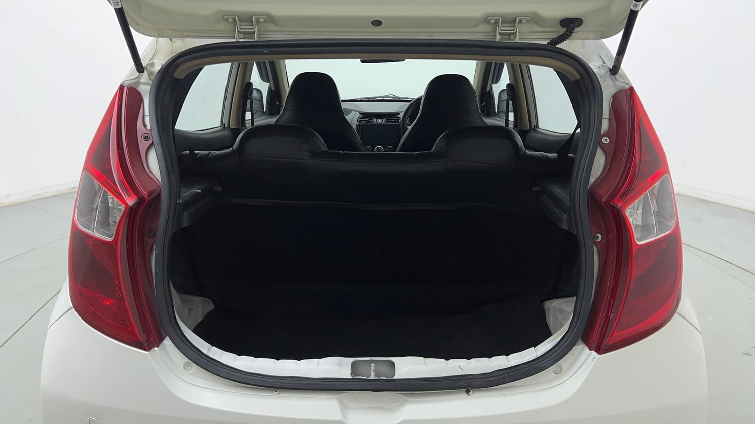 Used 2017 Hyundai Eon Magna + Petrol Manual interior DICKY INSIDE VIEW