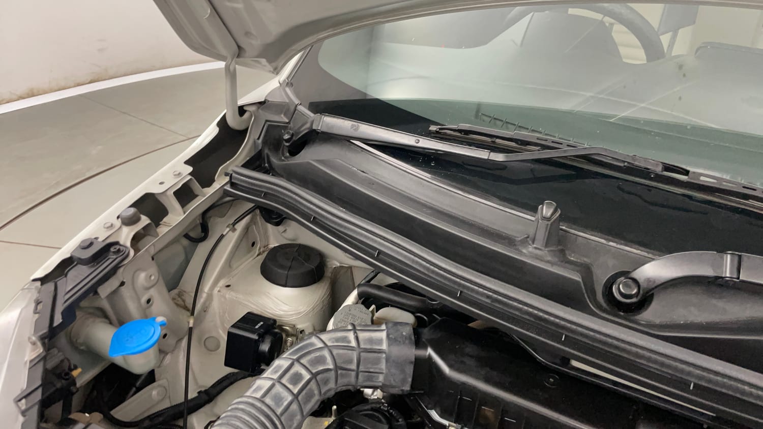 Used 2019 Maruti Suzuki Wagon R VXi 1.2 AMT Petrol Automatic engine ENGINE RIGHT SIDE HINGE & APRON VIEW