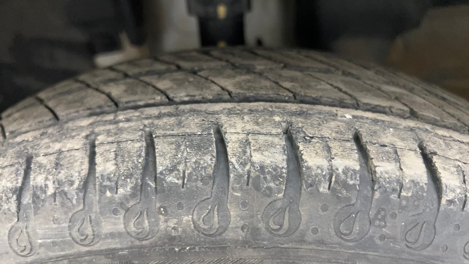Used 2022 Renault Kwid CLIMBER 1.0 AMT (O) Dual Tone Petrol Automatic tyres LEFT FRONT TYRE TREAD VIEW