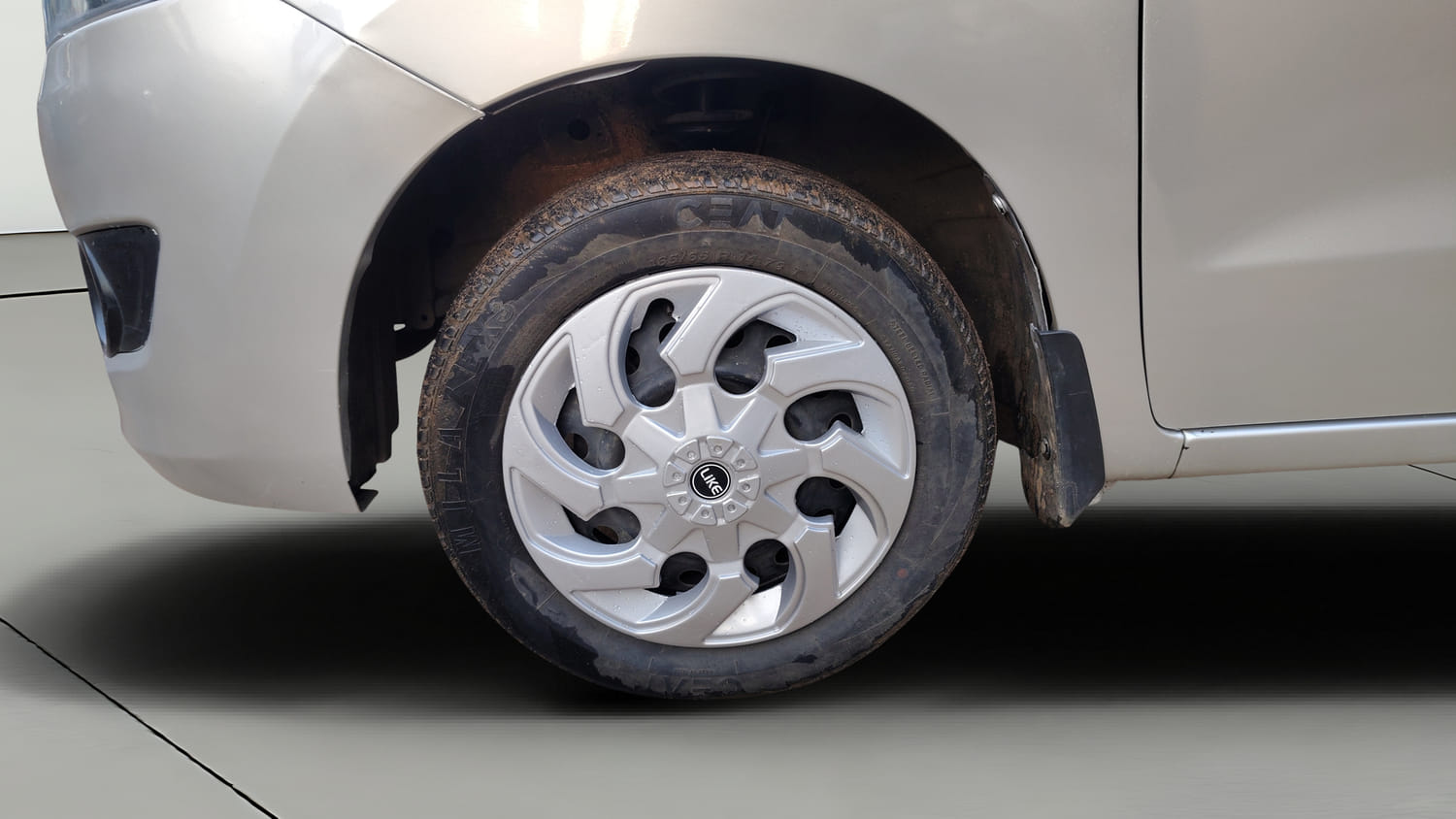Used 2017 Maruti Suzuki Wagon R VXI Petrol Manual tyres LEFT FRONT TYRE RIM VIEW