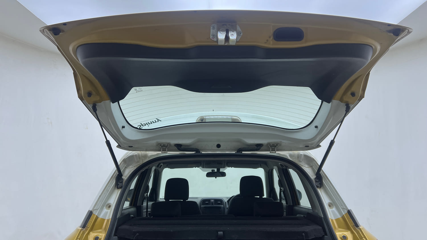 Used 2017 Maruti Suzuki Vitara Brezza [2016-2020] ZDi Plus Diesel Manual interior DICKY DOOR OPEN VIEW