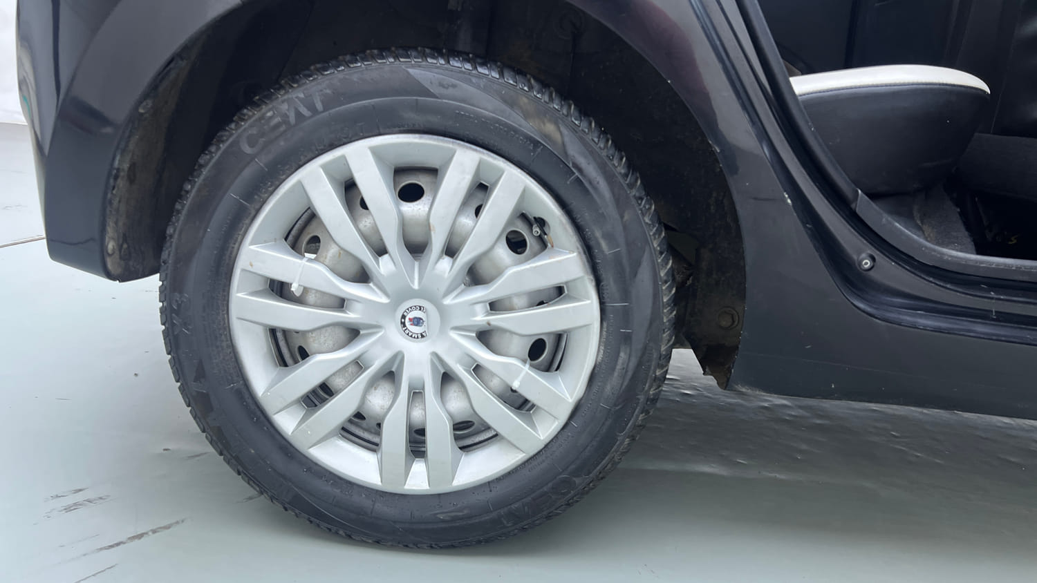 Used 2013 Hyundai Grand i10 Asta 1.2 Kappa VTVT Petrol Manual tyres RIGHT REAR TYRE RIM VIEW