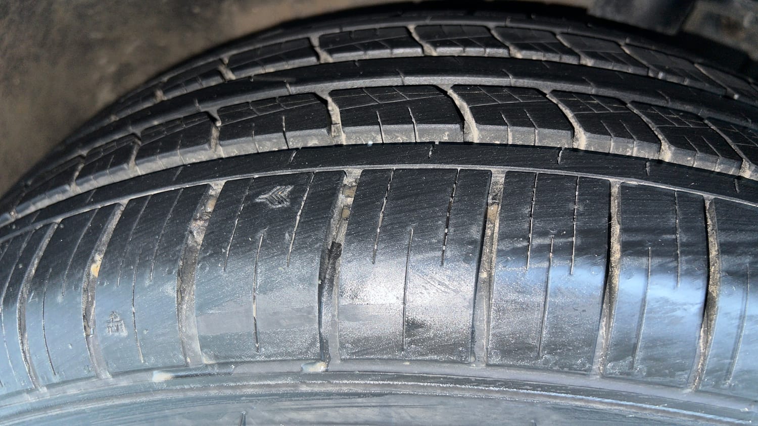 Used 2022 Mahindra XUV700 AX 7 Petrol AT Luxury Pack 7 STR Petrol Automatic tyres LEFT FRONT TYRE TREAD VIEW