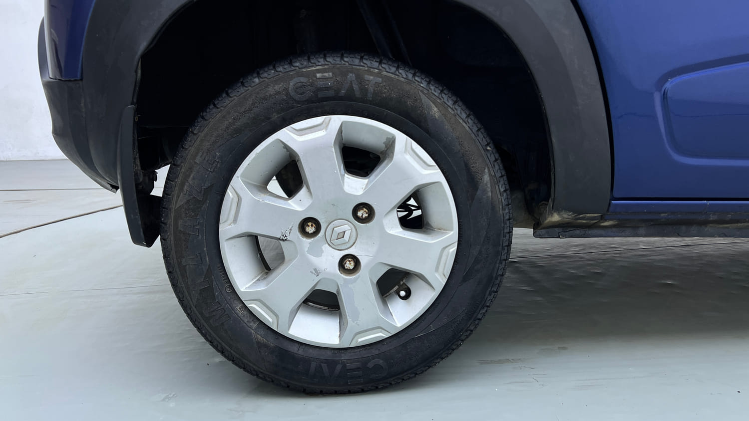 Used 2019 Renault Kwid CLIMBER 1.0 AMT Petrol Automatic tyres RIGHT REAR TYRE RIM VIEW