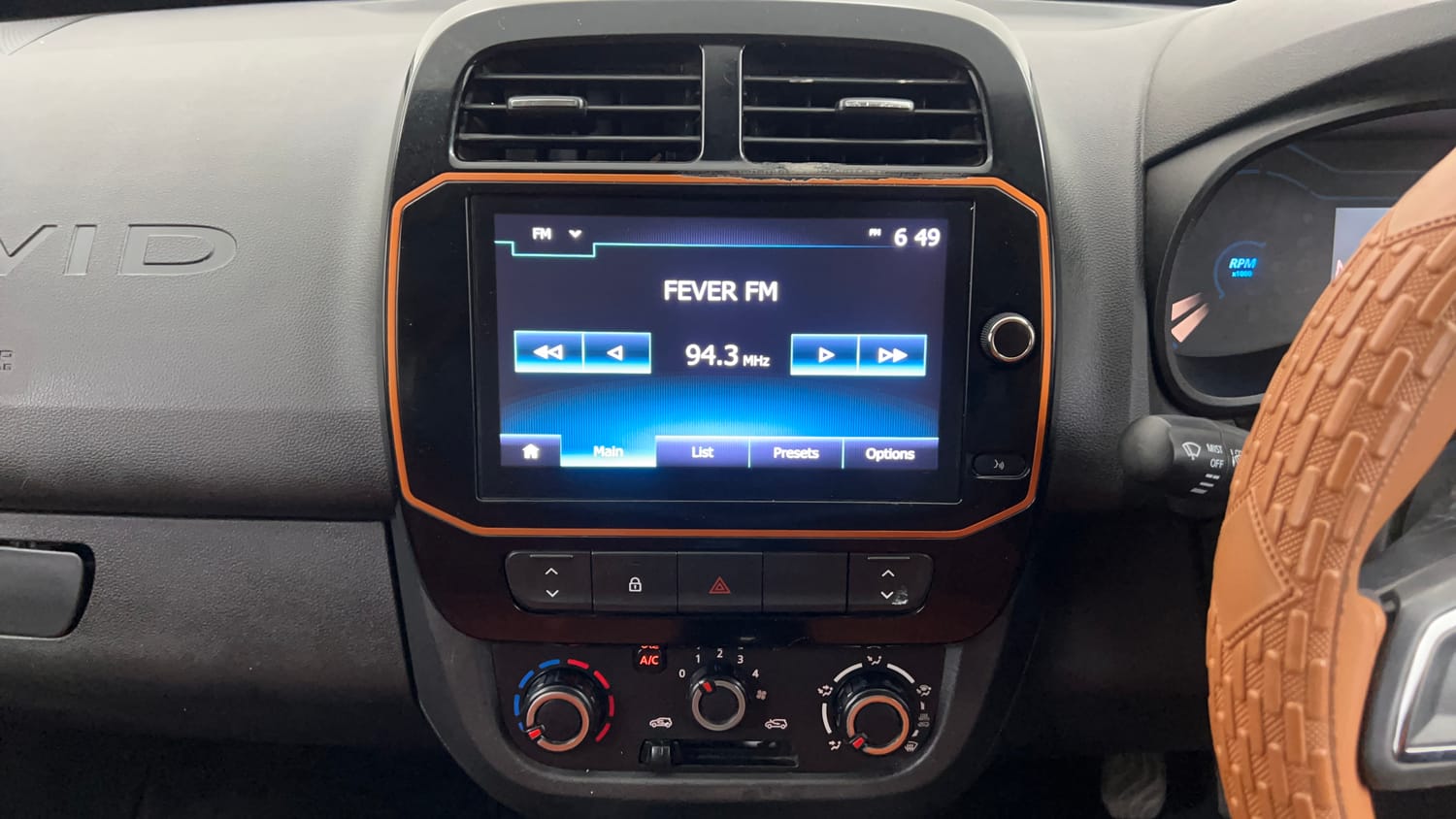 Used 2022 Renault Kwid CLIMBER 1.0 AMT (O) Dual Tone Petrol Automatic interior MUSIC SYSTEM & AC CONTROL VIEW