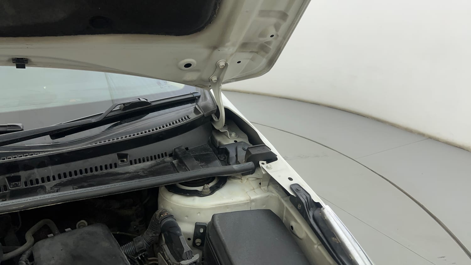 Used 2015 Toyota Corolla Altis VL AT Petrol Petrol Automatic engine ENGINE LEFT SIDE HINGE & APRON VIEW