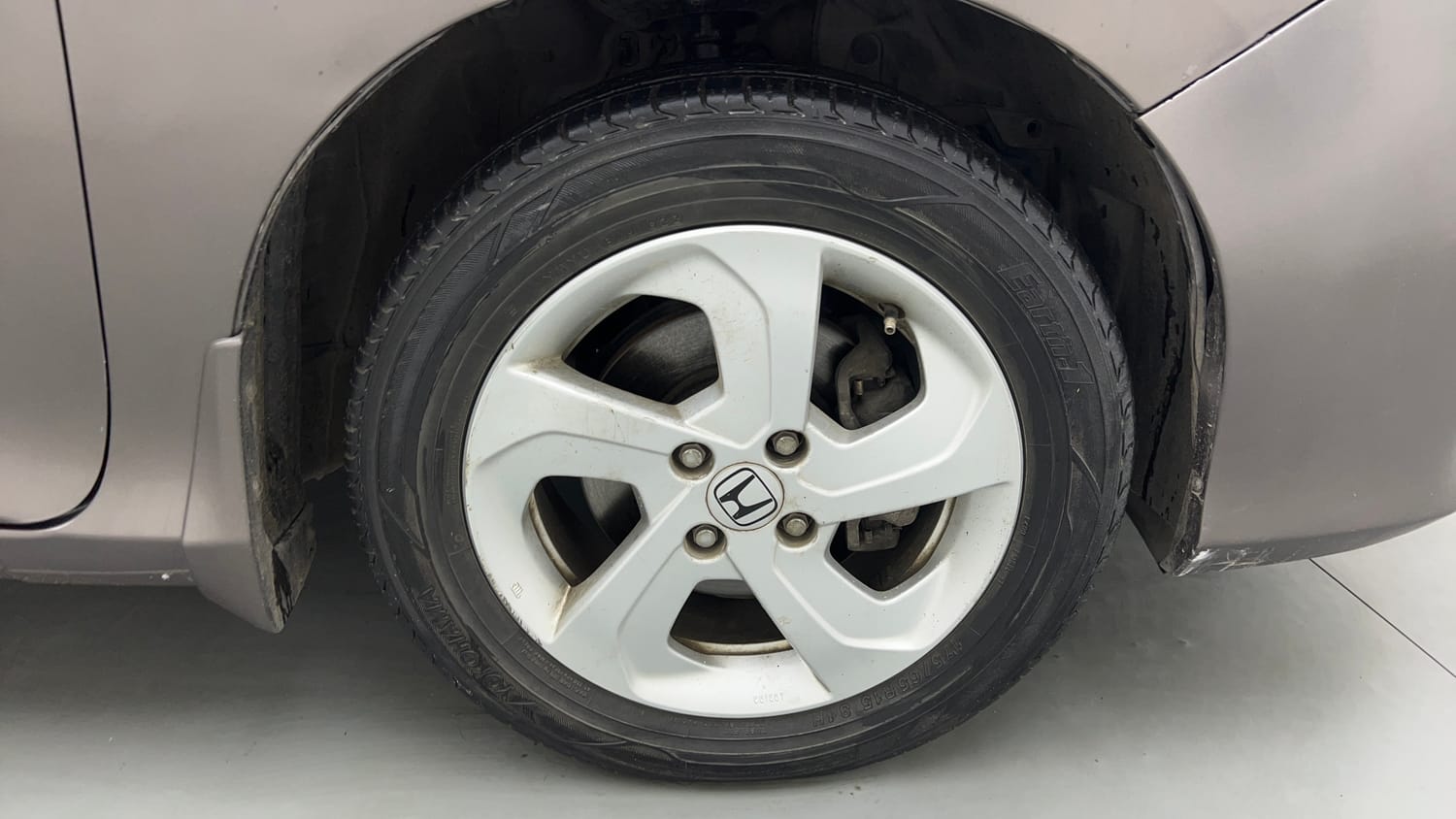 Used 2015 Honda City VX CVT Petrol Automatic tyres RIGHT FRONT TYRE RIM VIEW