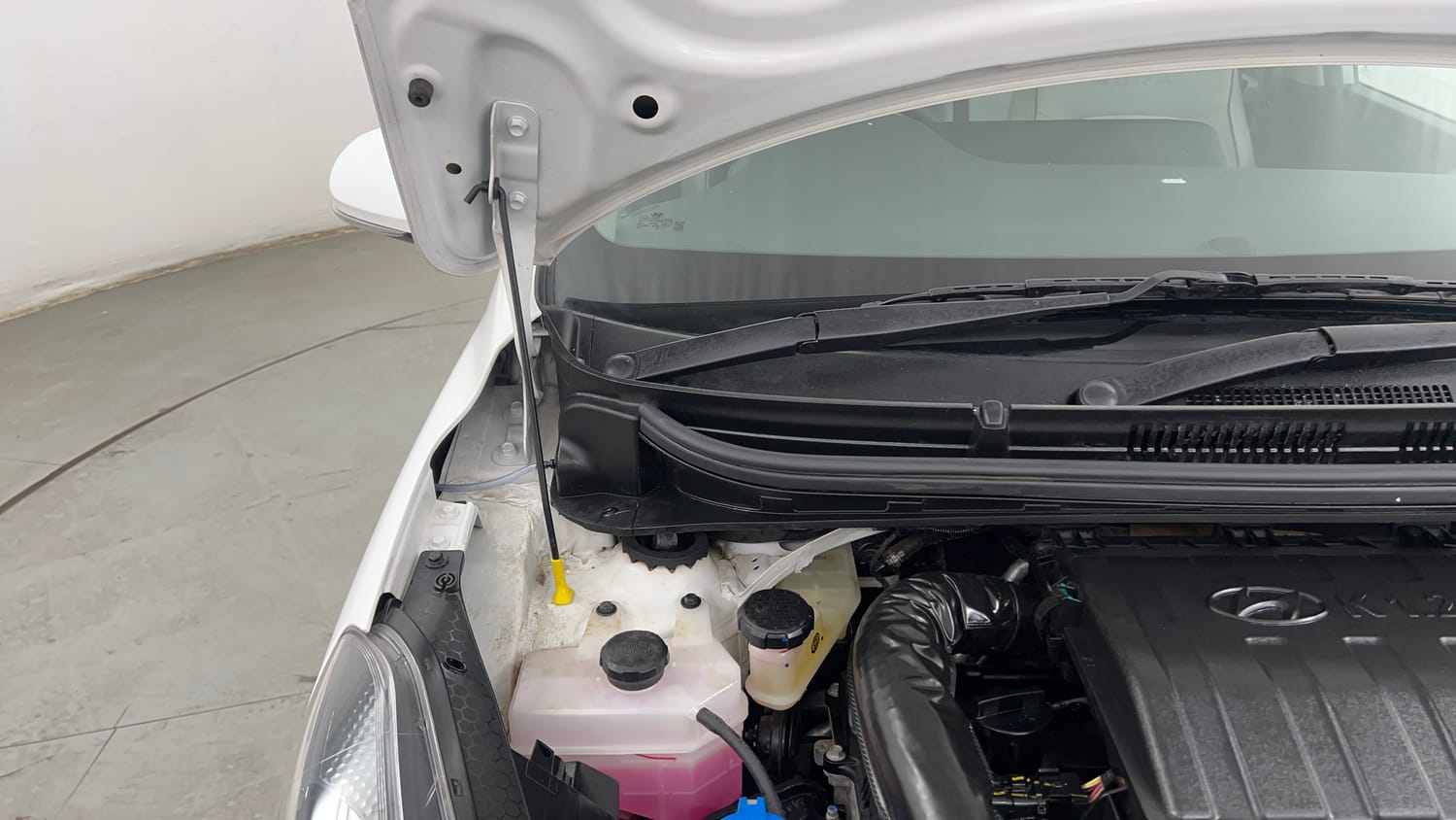 Used 2023 Hyundai Aura SX 1.2 CNG Cng Manual engine ENGINE RIGHT SIDE HINGE & APRON VIEW