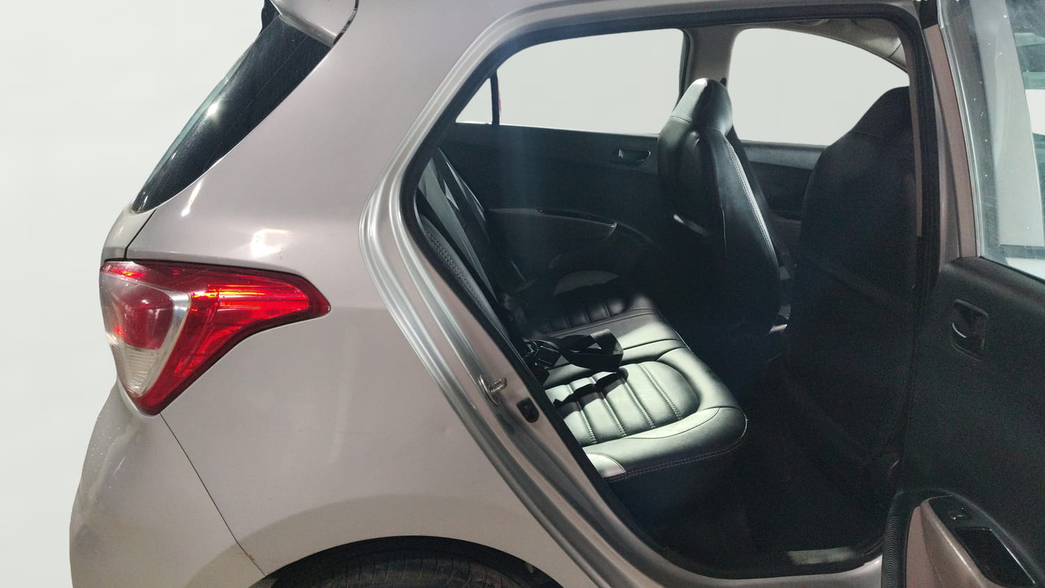 Used 2018 Hyundai Grand i10 Magna U2 1.2 CRDi Diesel Manual interior RIGHT SIDE REAR DOOR CABIN VIEW