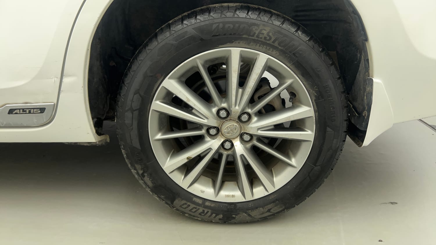 Used 2015 Toyota Corolla Altis VL AT Petrol Petrol Automatic tyres LEFT REAR TYRE RIM VIEW