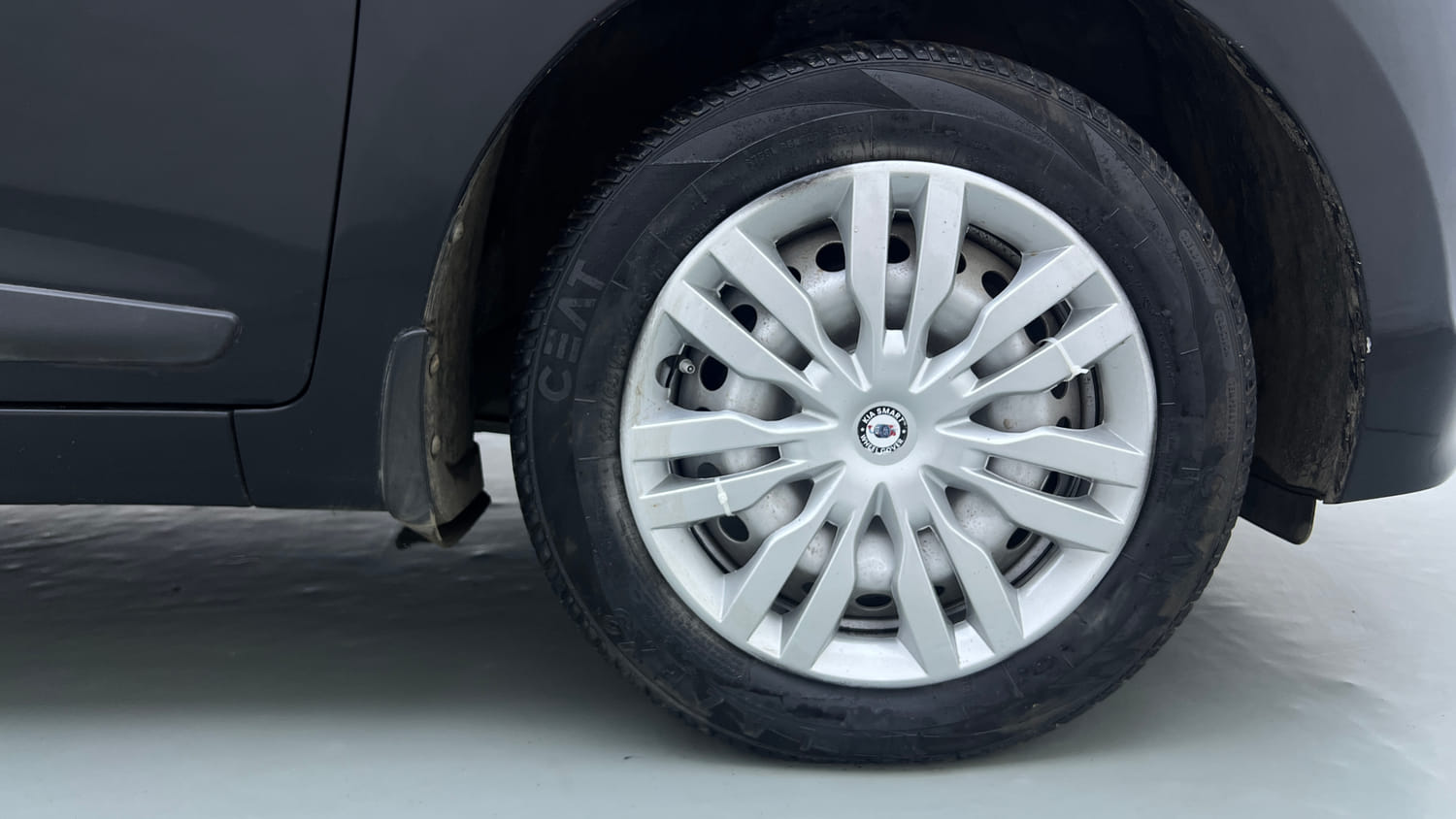 Used 2013 Hyundai Grand i10 Asta 1.2 Kappa VTVT Petrol Manual tyres RIGHT FRONT TYRE RIM VIEW