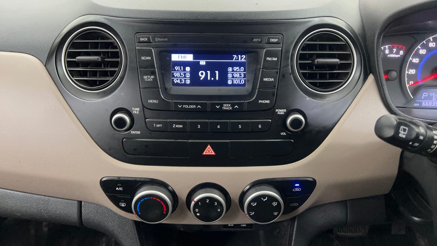 Used 2016 Hyundai Grand i10 Asta AT 1.2 Kappa VTVT (O) Petrol Automatic interior MUSIC SYSTEM & AC CONTROL VIEW