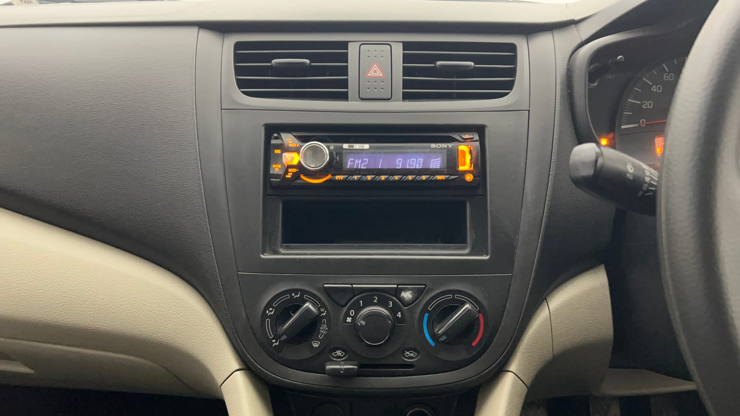 Used 2014 Maruti Suzuki Celerio LXi Petrol Manual interior MUSIC SYSTEM & AC CONTROL VIEW