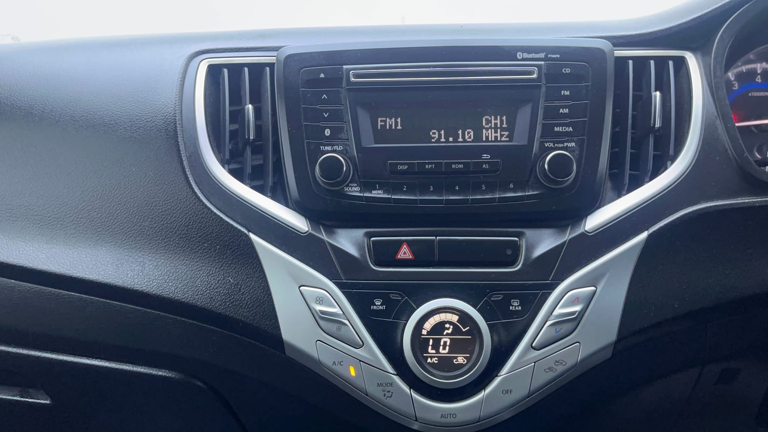 Used 2017 Maruti Suzuki Baleno Delta 1.2 Petrol Manual interior MUSIC SYSTEM & AC CONTROL VIEW