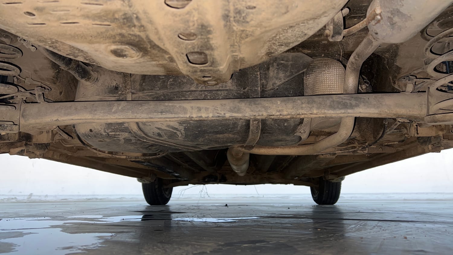 Used 2016 Maruti Suzuki Swift VXI (O) Petrol Manual extra REAR UNDERBODY VIEW (TAKEN FROM REAR)