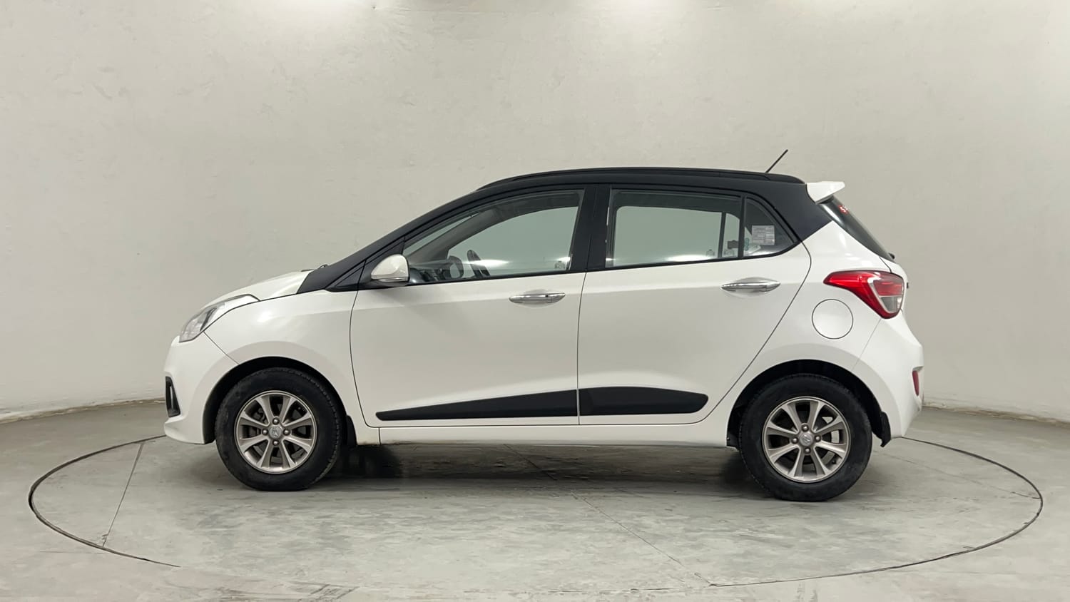 Used 2016 Hyundai Grand i10 Asta AT 1.2 Kappa VTVT (O) Petrol Automatic exterior LEFT SIDE VIEW
