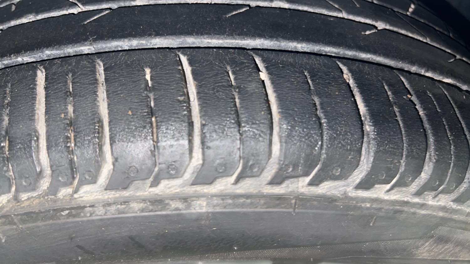 Used 2023 Hyundai New i20 Asta (O) 1.0 Turbo DCT Petrol Automatic tyres RIGHT FRONT TYRE TREAD VIEW