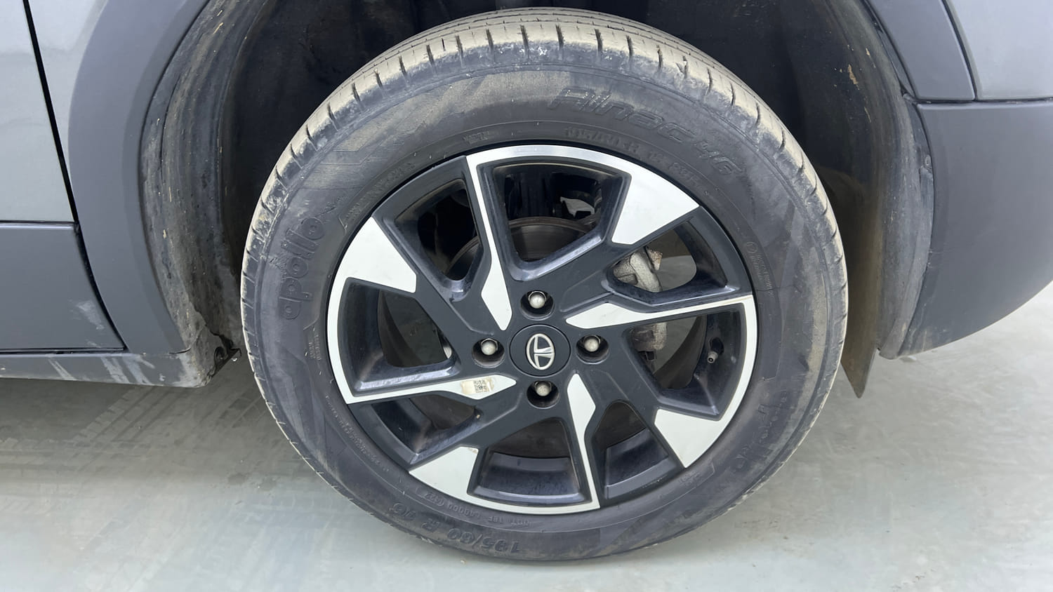 Used 2022 Tata Punch Creative AMT Petrol Automatic tyres RIGHT FRONT TYRE RIM VIEW