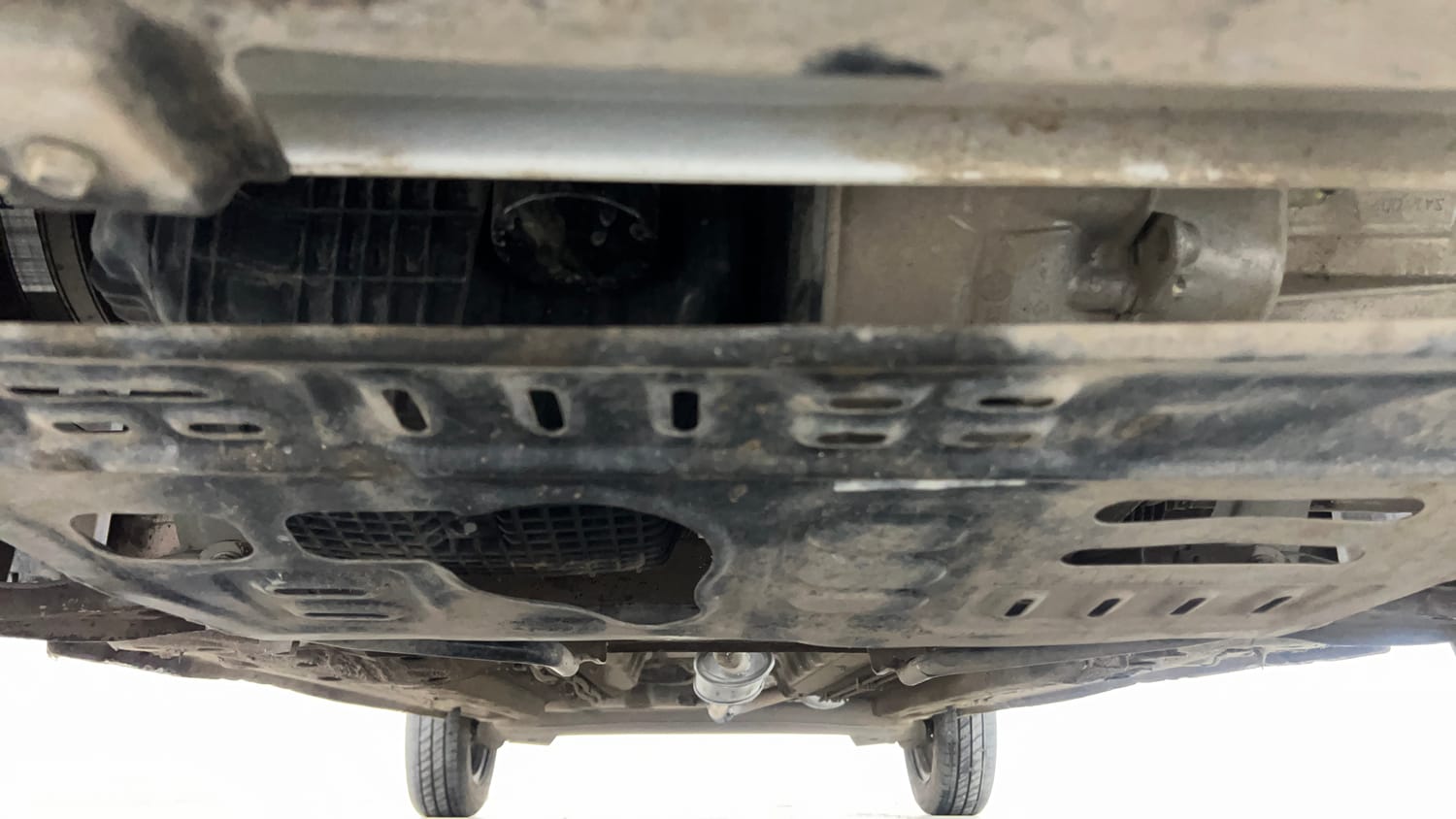 Used 2022 Renault Kwid CLIMBER 1.0 AMT (O) Dual Tone Petrol Automatic extra FRONT LEFT UNDERBODY VIEW