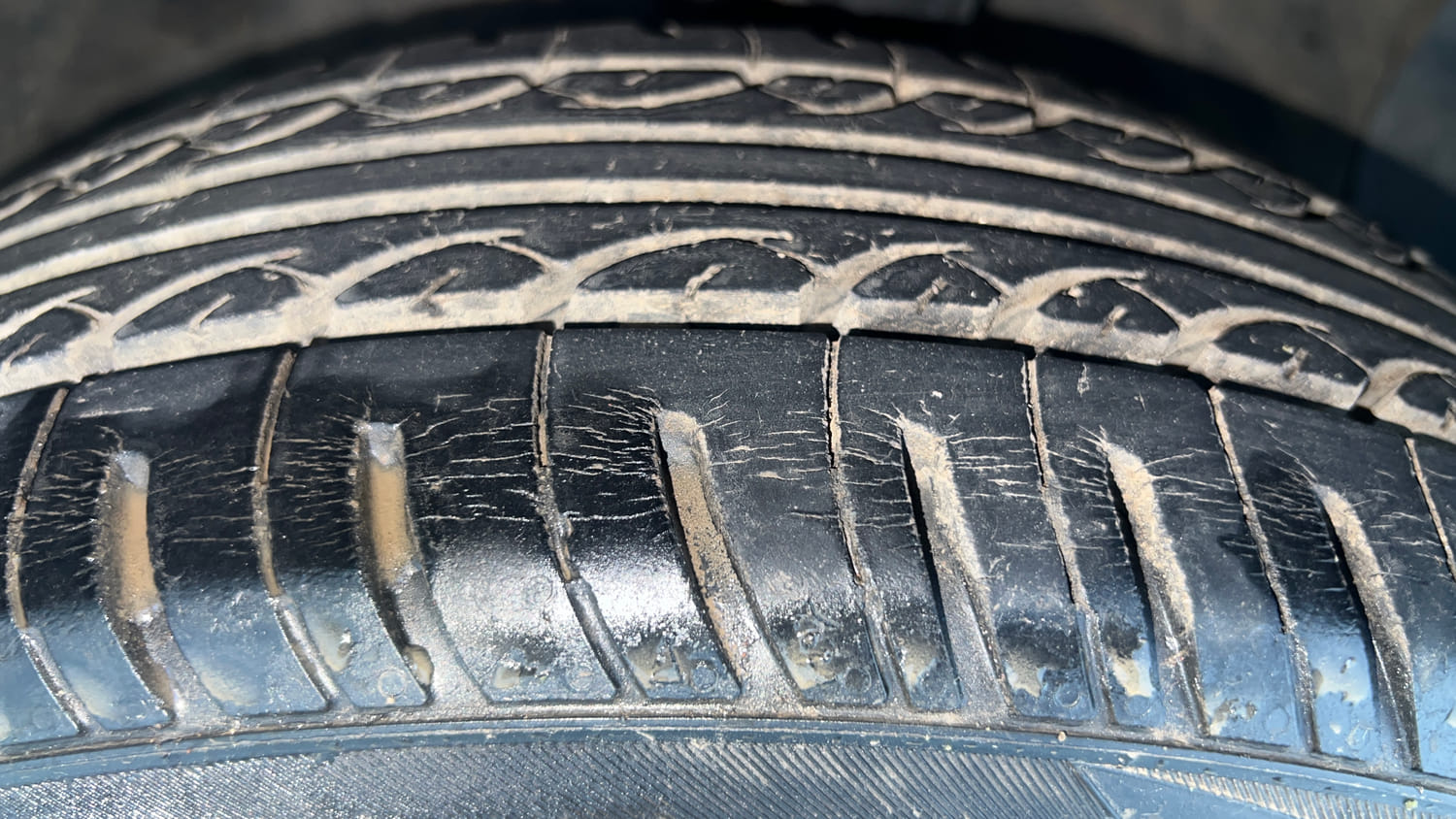 Used 2013 Hyundai Grand i10 Asta 1.2 Kappa VTVT Petrol Manual tyres RIGHT FRONT TYRE TREAD VIEW