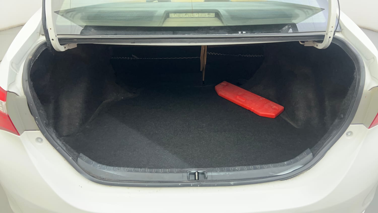 Used 2015 Toyota Corolla Altis VL AT Petrol Petrol Automatic interior DICKY INSIDE VIEW