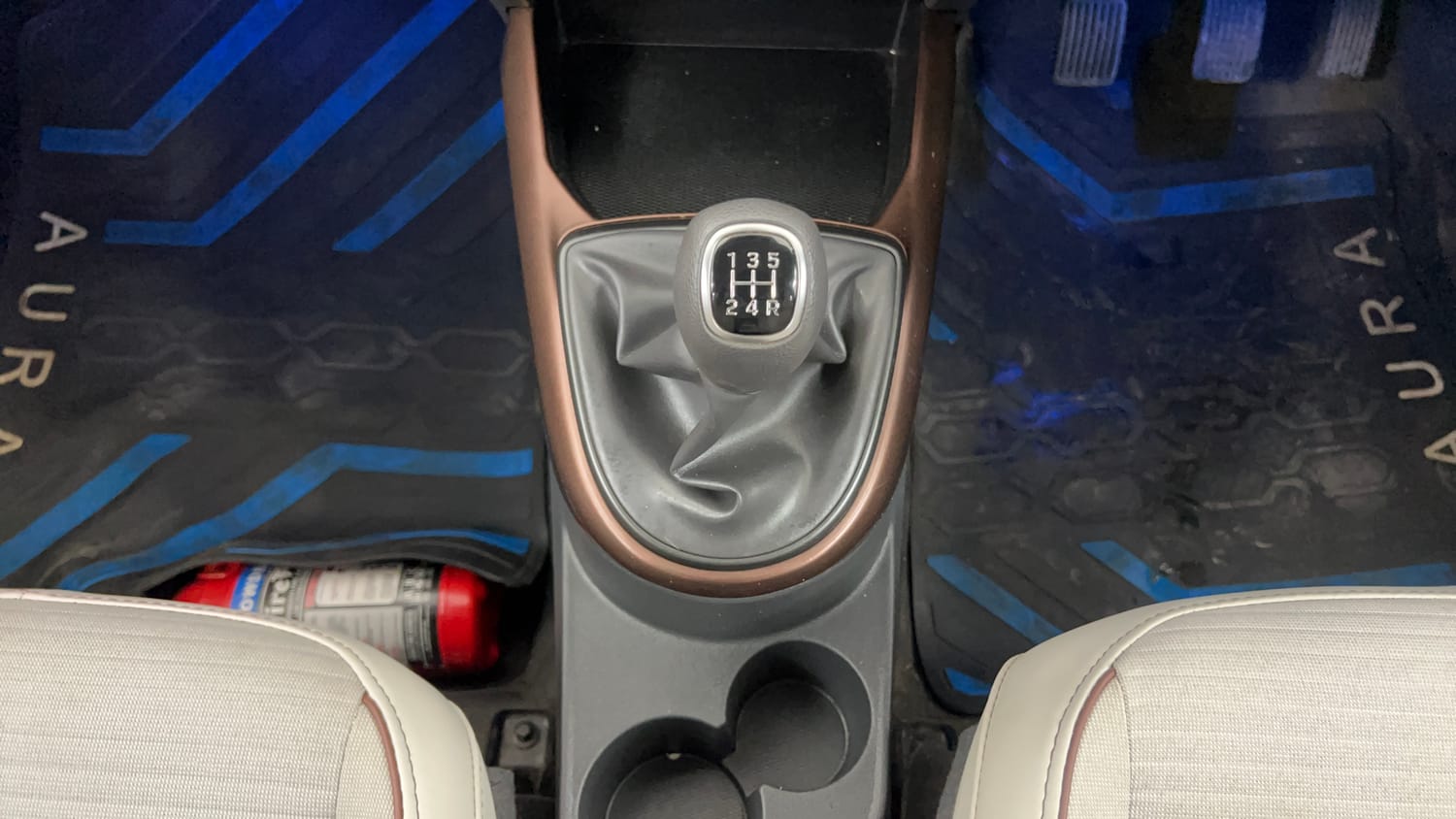 Used 2023 Hyundai Aura SX 1.2 CNG Cng Manual interior GEAR  KNOB VIEW