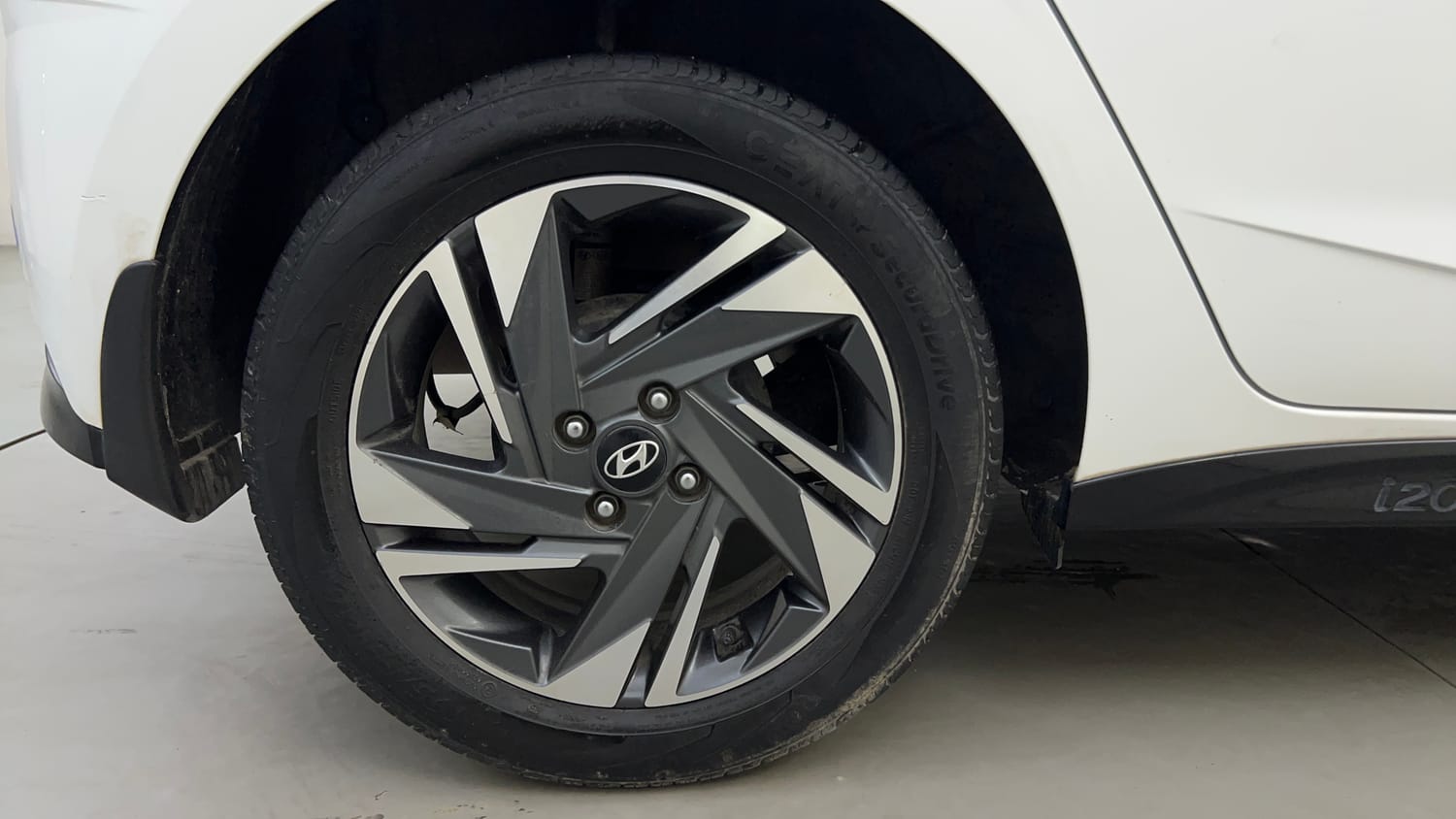 Used 2023 Hyundai New i20 Asta (O) 1.0 Turbo DCT Petrol Automatic tyres RIGHT REAR TYRE RIM VIEW