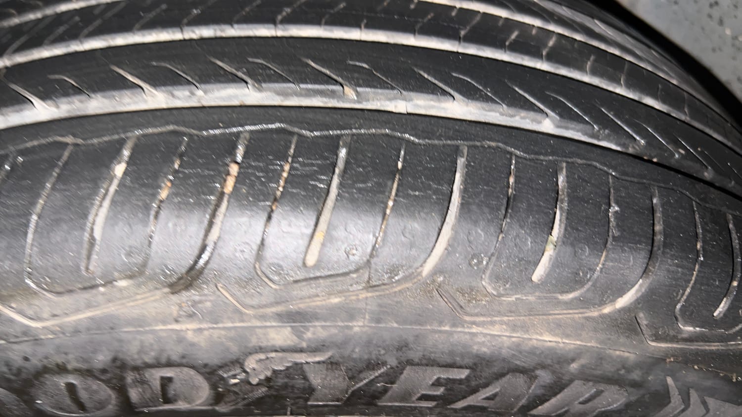 Used 2023 Volkswagen Taigun Topline 1.0 TSI AT Petrol Automatic tyres LEFT REAR TYRE TREAD VIEW