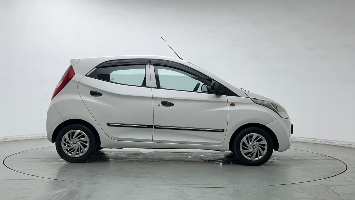 Used 2017 Hyundai Eon Magna + Petrol Manual exterior RIGHT SIDE VIEW