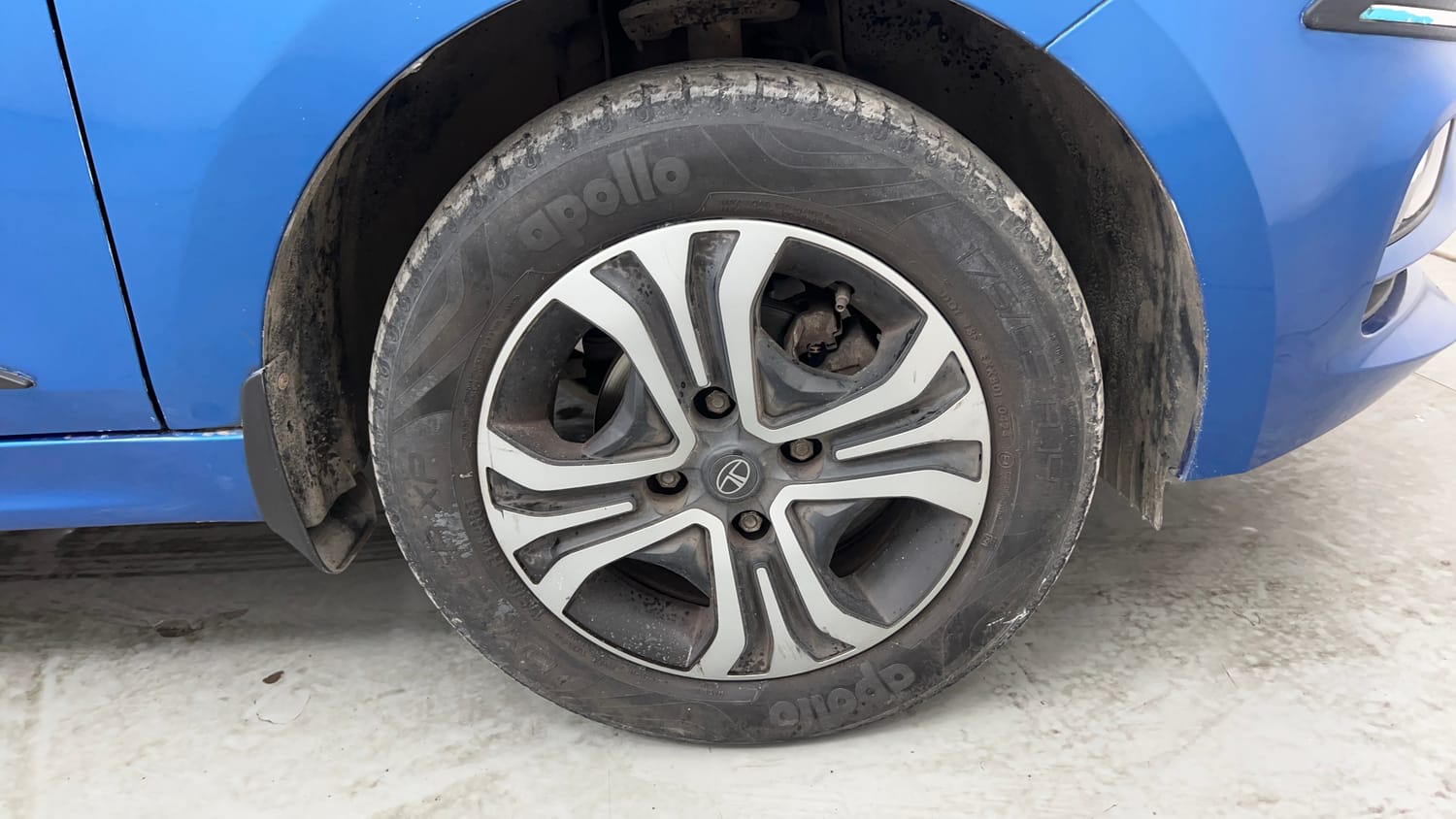Used 2024 Tata Tiago XZA Plus iCNG Cng Automatic tyres RIGHT FRONT TYRE RIM VIEW