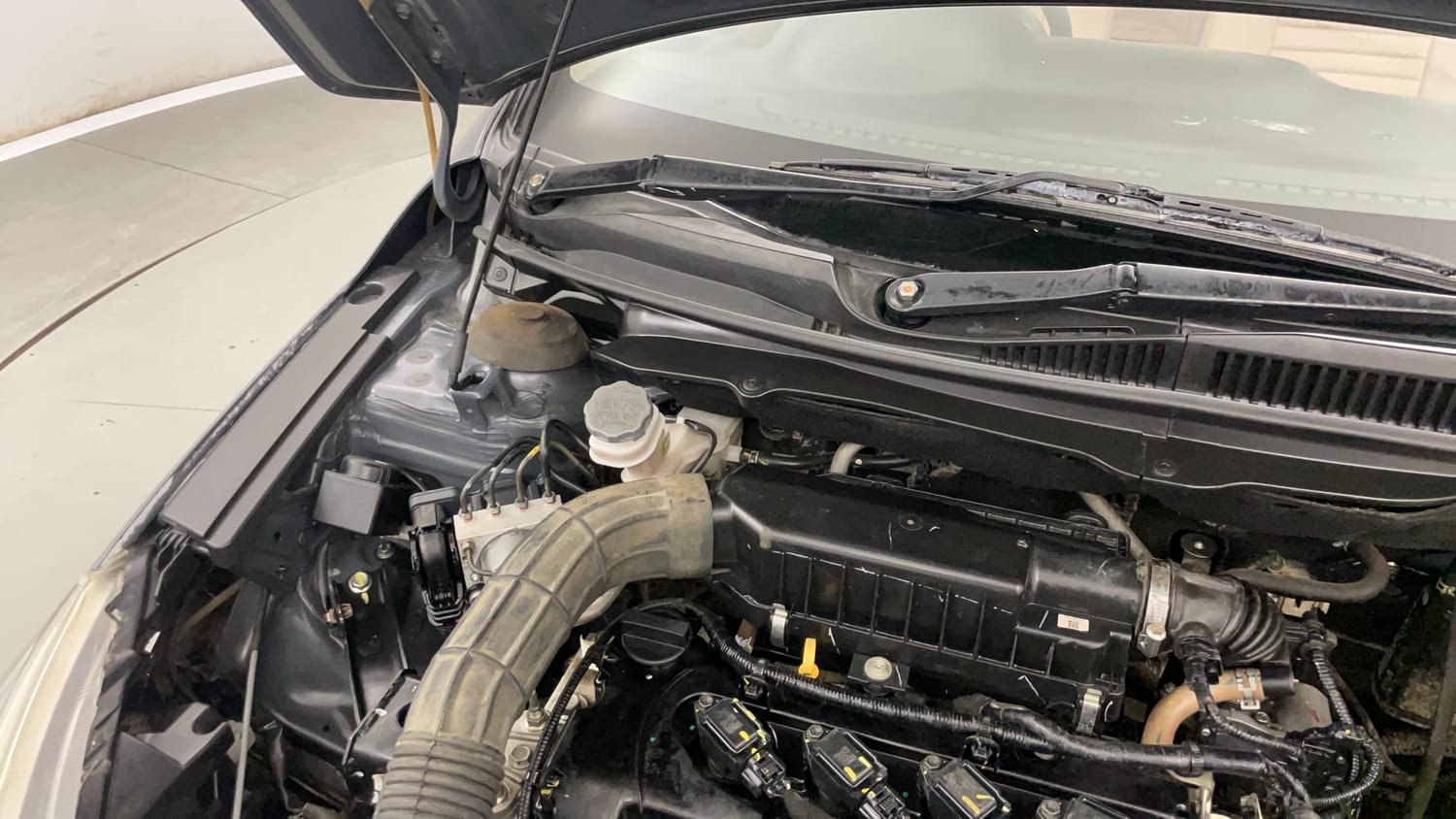Used 2022 Maruti Suzuki Ciaz Zeta 1.5 Petrol Manual engine ENGINE RIGHT SIDE HINGE & APRON VIEW