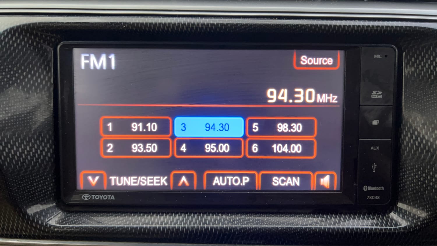Used 2015 Toyota Corolla Altis VL AT Petrol Petrol Automatic top_features Integrated (in-dash) music system