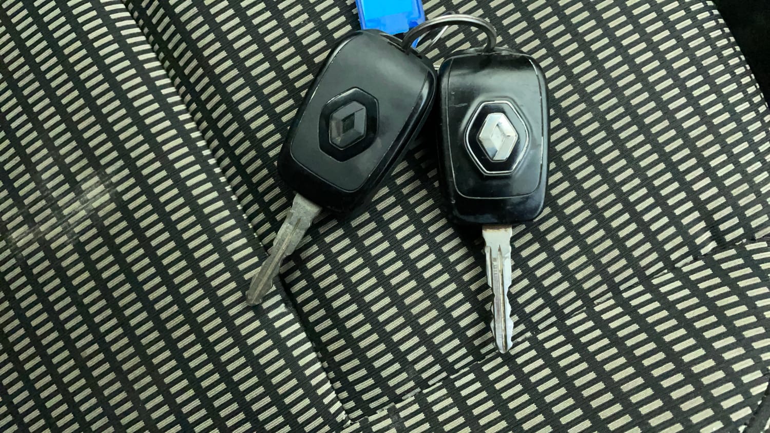 Used 2022 Renault Triber RXT Petrol Manual extra CAR KEY VIEW