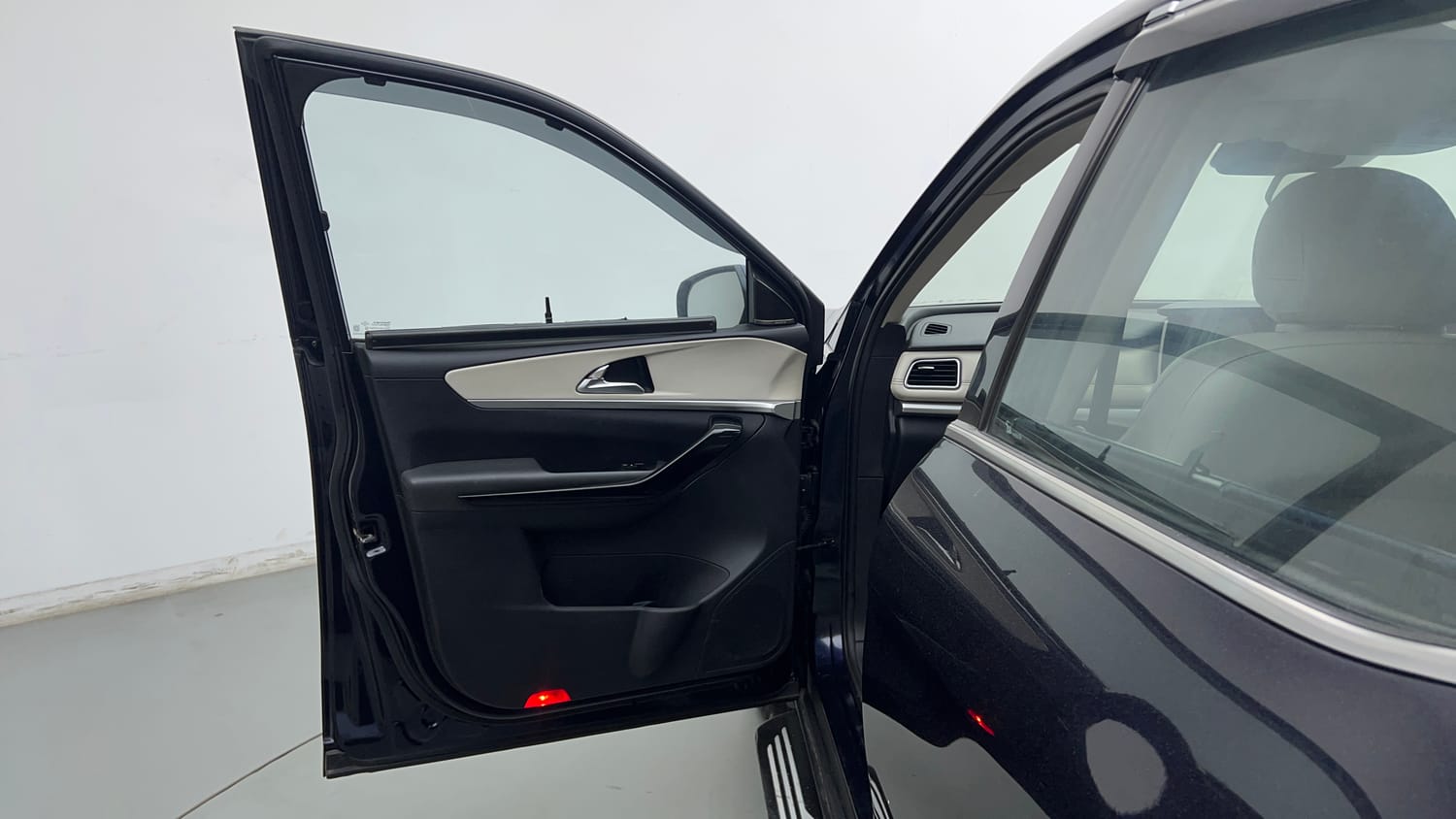 Used 2022 Mahindra XUV700 AX 7 Petrol AT Luxury Pack 7 STR Petrol Automatic interior LEFT FRONT DOOR OPEN VIEW