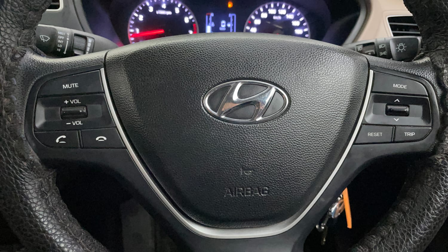 Used 2019 Hyundai Elite i20 Magna Plus 1.2 + CNG (Outside Fitted) Cng Manual top_features Steering mounted controls