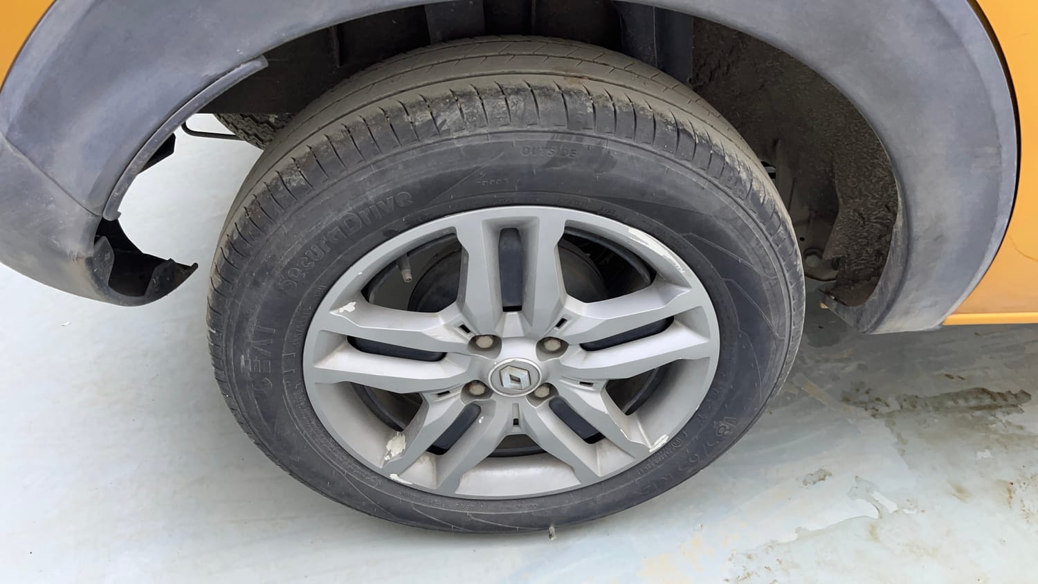 Used 2023 Renault Triber RXZ EASY-R AMT Petrol Automatic tyres RIGHT REAR TYRE RIM VIEW