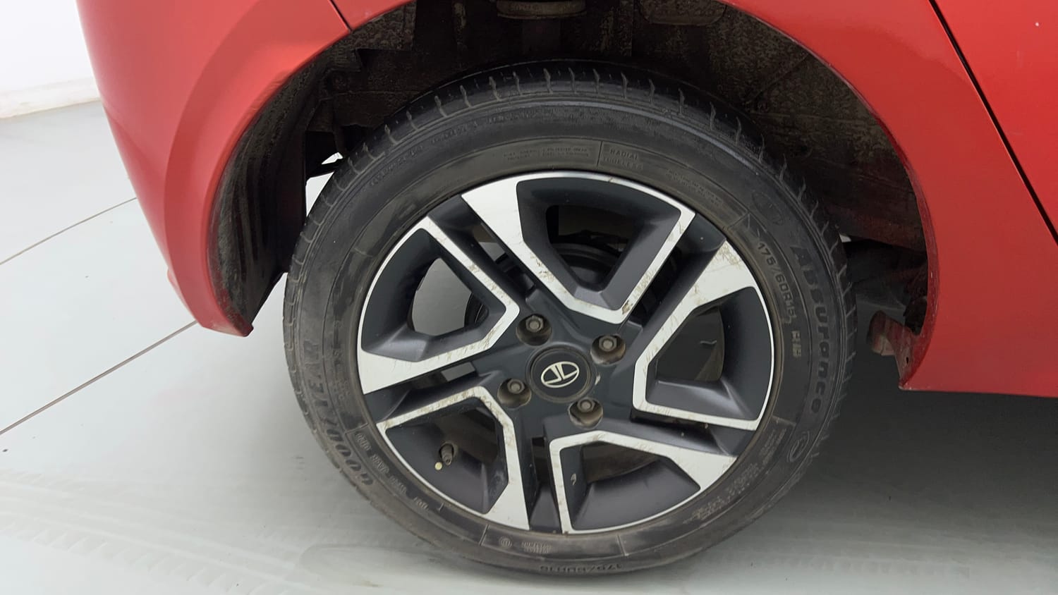 Used 2020 Tata Tiago XZA Plus Petrol Automatic tyres RIGHT REAR TYRE RIM VIEW