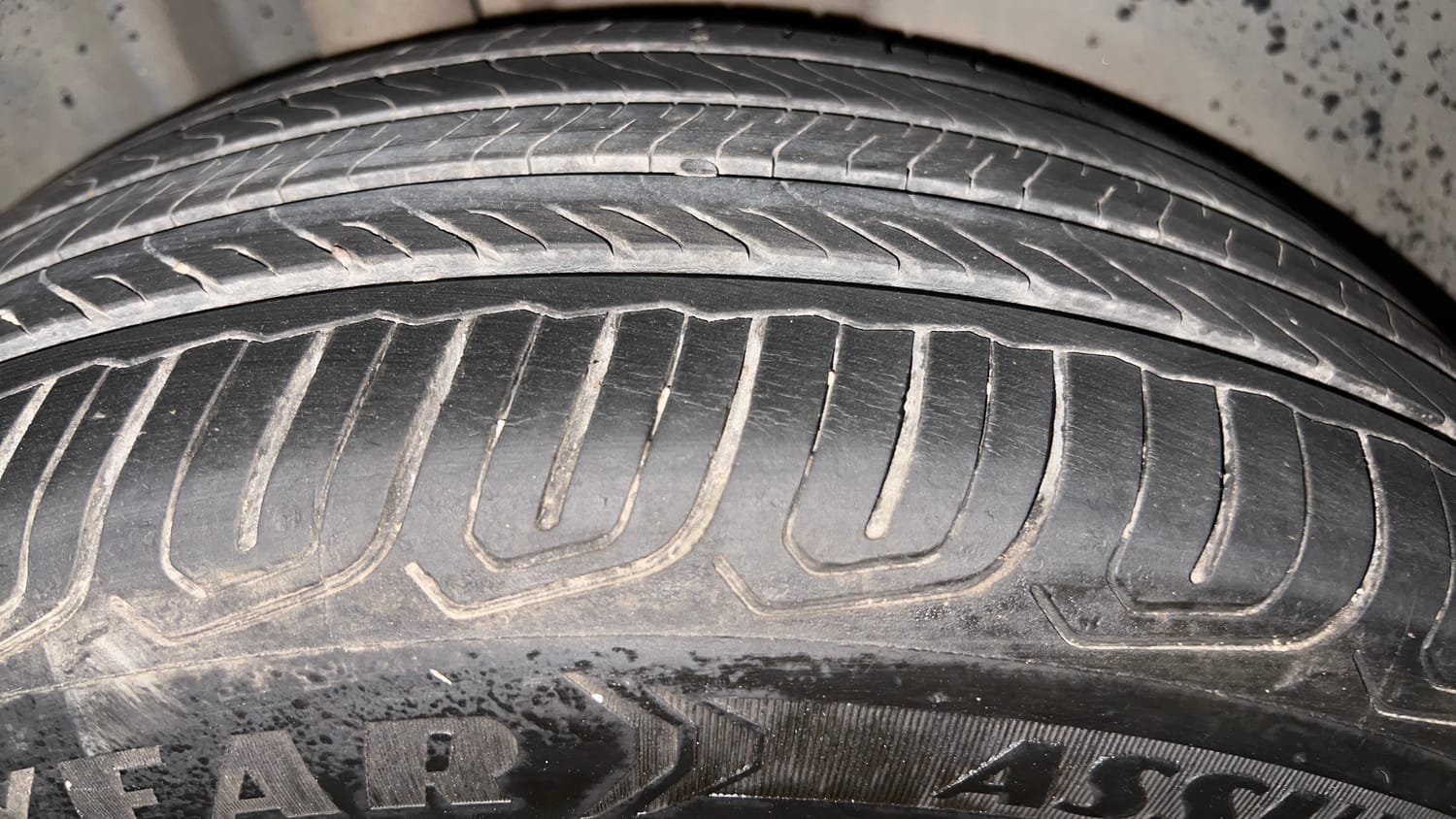 Used 2023 Volkswagen Taigun Topline 1.0 TSI AT Petrol Automatic tyres RIGHT REAR TYRE TREAD VIEW
