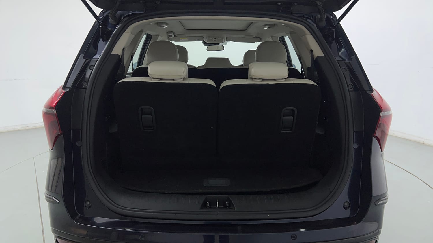 Used 2022 Mahindra XUV700 AX 7 Petrol AT Luxury Pack 7 STR Petrol Automatic interior DICKY INSIDE VIEW